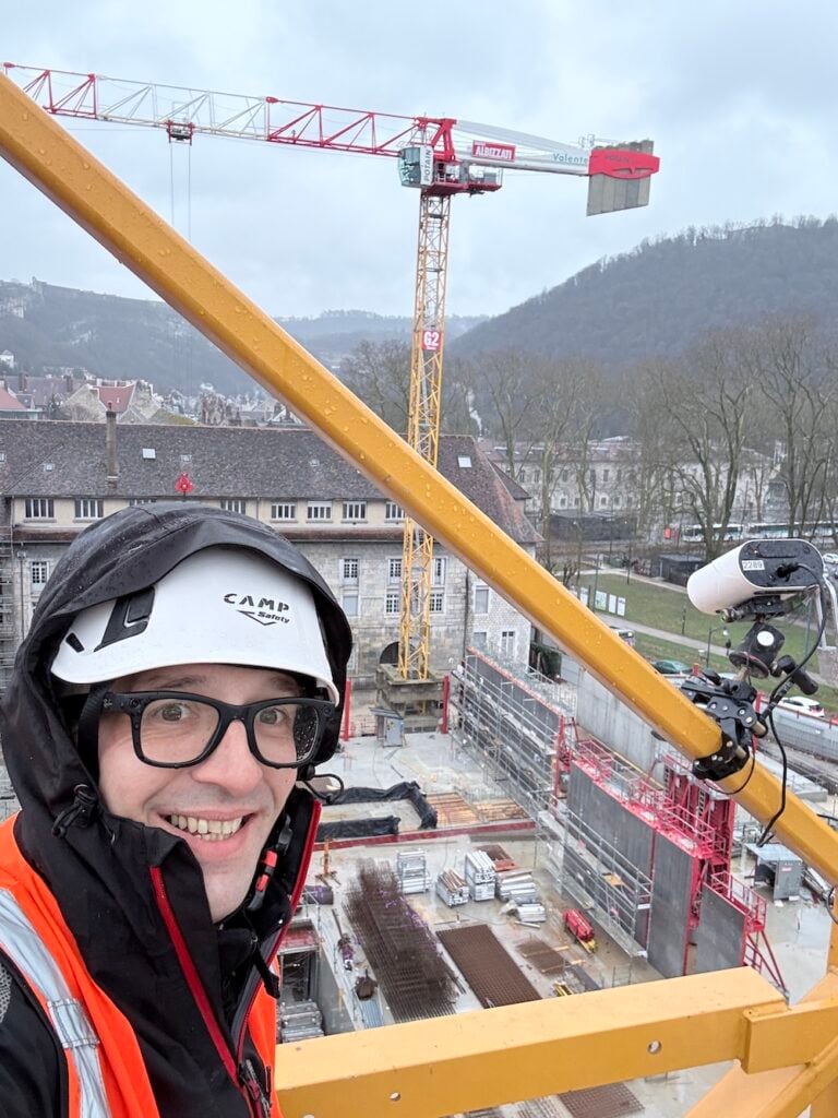 Partenaire Enlaps 2 Installation d'un boitier de timelapse Tikee Mini + sur une grue